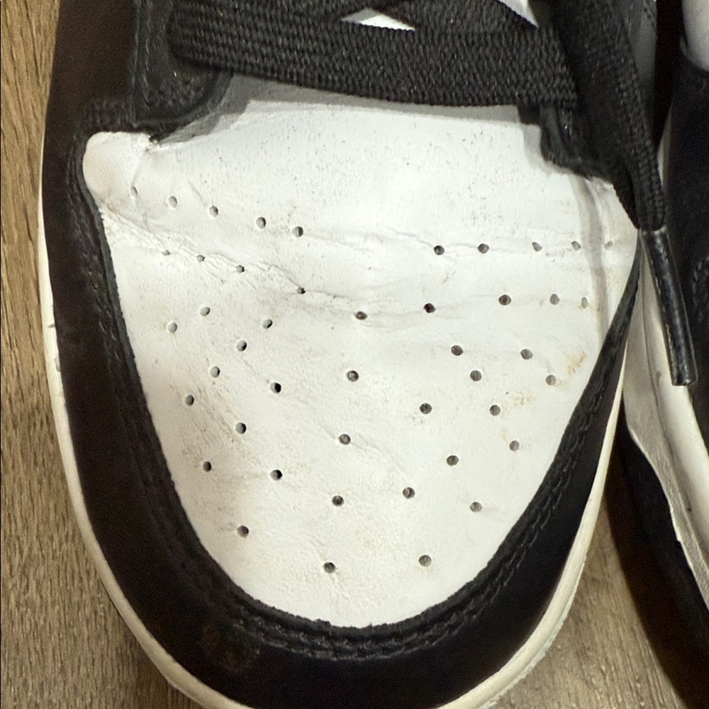 Nike Men's Classic Black and White Sneakers - Picture 14 of 14